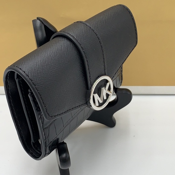 MICHAEL KORS
Carmen Medium Faux Leather Wallet
BLACK COLOR - Picture 2 of 11